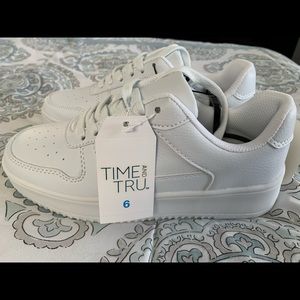 New with tags - Memory Foam Time and Tru sneakers. White with laces.Size 6.